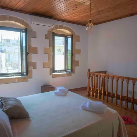 Skaros Tatil Evi *